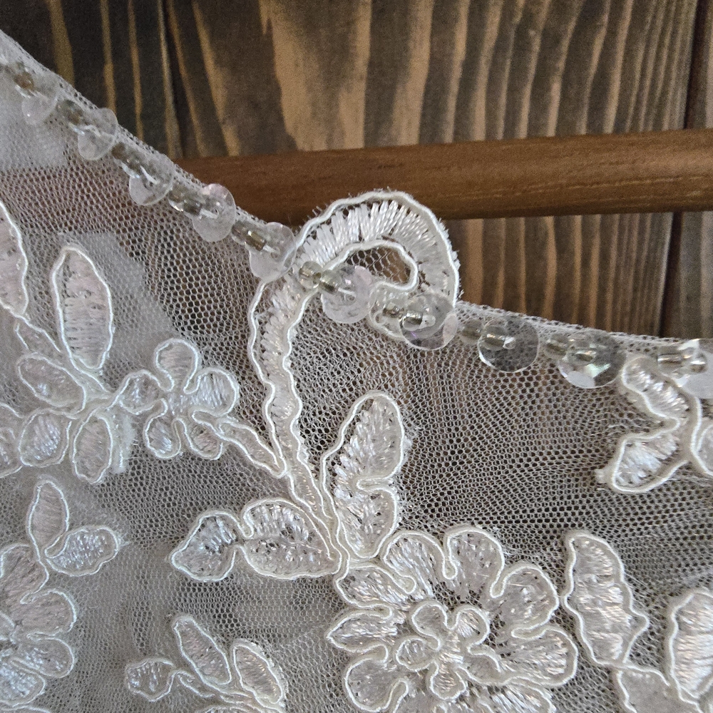 NWOT Elegant White Wedding Gown With Floral Lace Bodice Tulle Overlay Size 2 - Picture 7 of 13